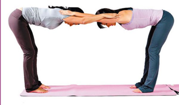 ejercicios de yoga en pareja