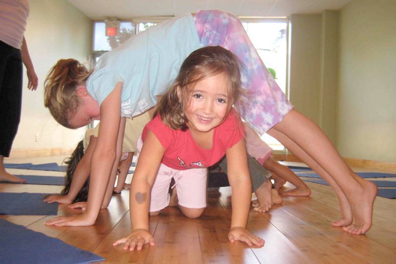 yoga para niños. Ejercicio del túnel del perro