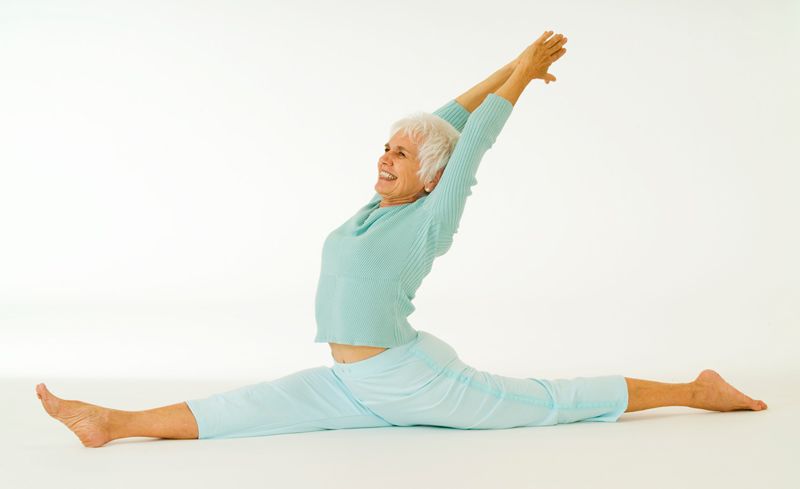 contacto Ru Aspirar Yoga para mayores. Ejercicios por edad, Beneficios y PDF