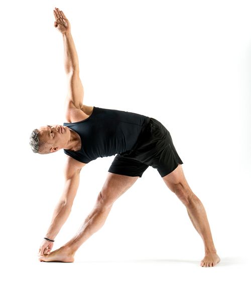 John-Thurman haciendo yoga