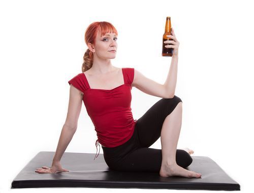 el Rage yoga o yoga de la ira se celebra con cerveza