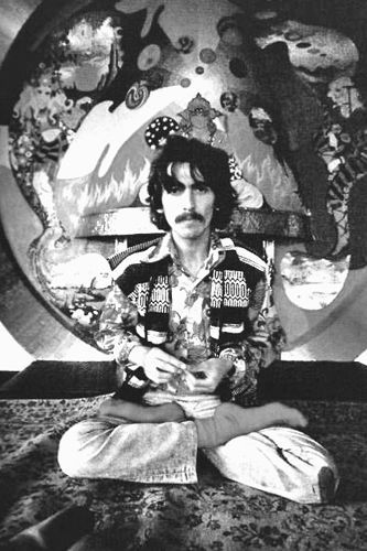 George Harrison, de The Beatles, realizando la Padmasana
