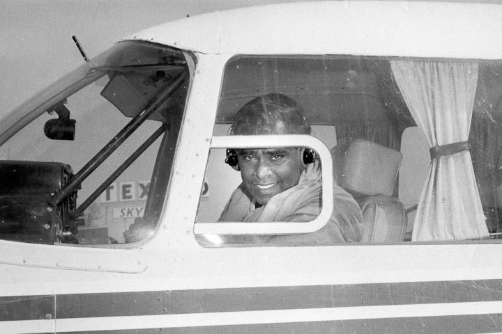 Swami Vishnudevananda en la cabina del Avión para la Paz